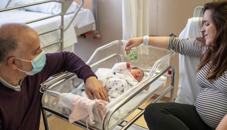 Hospitals scale back maternity ward visits again leaving new mums on their own