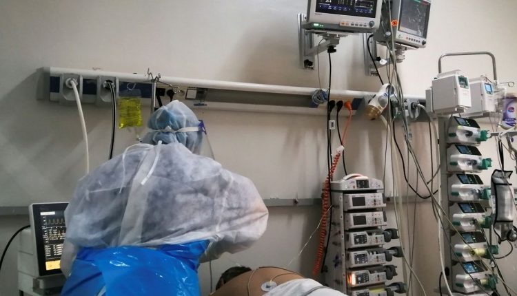 Tunisian hospitals buckle under COVID crisis