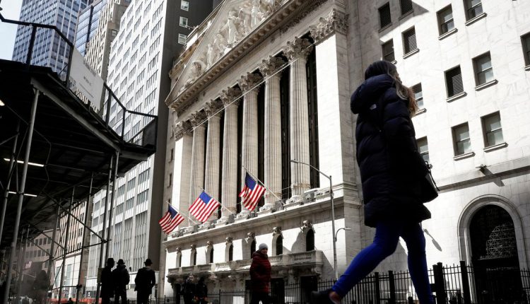 Wall Street remains lower after release of Fed minutes