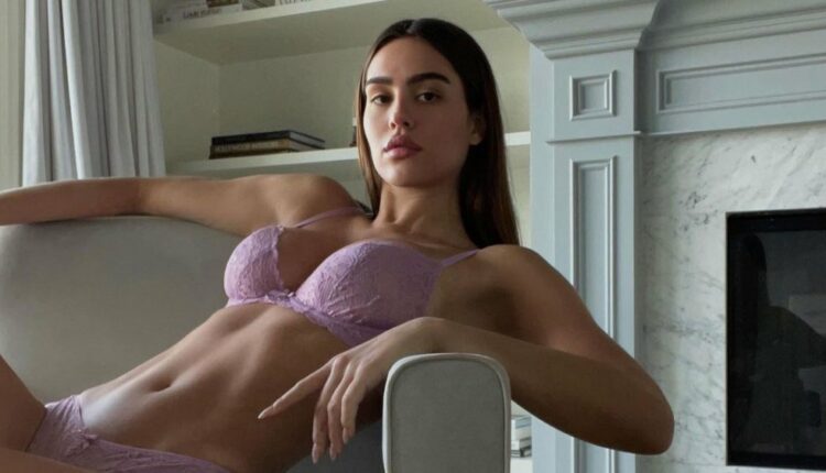 Amelia Gray Hamlin Shows Off Her Crazy Toned Abs in Lacy Lingerie