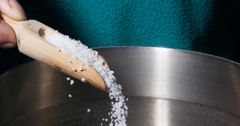 A Step By Step Guide To Using A Salt Water Rinse And Alleviating Throat Pain E1634668096260